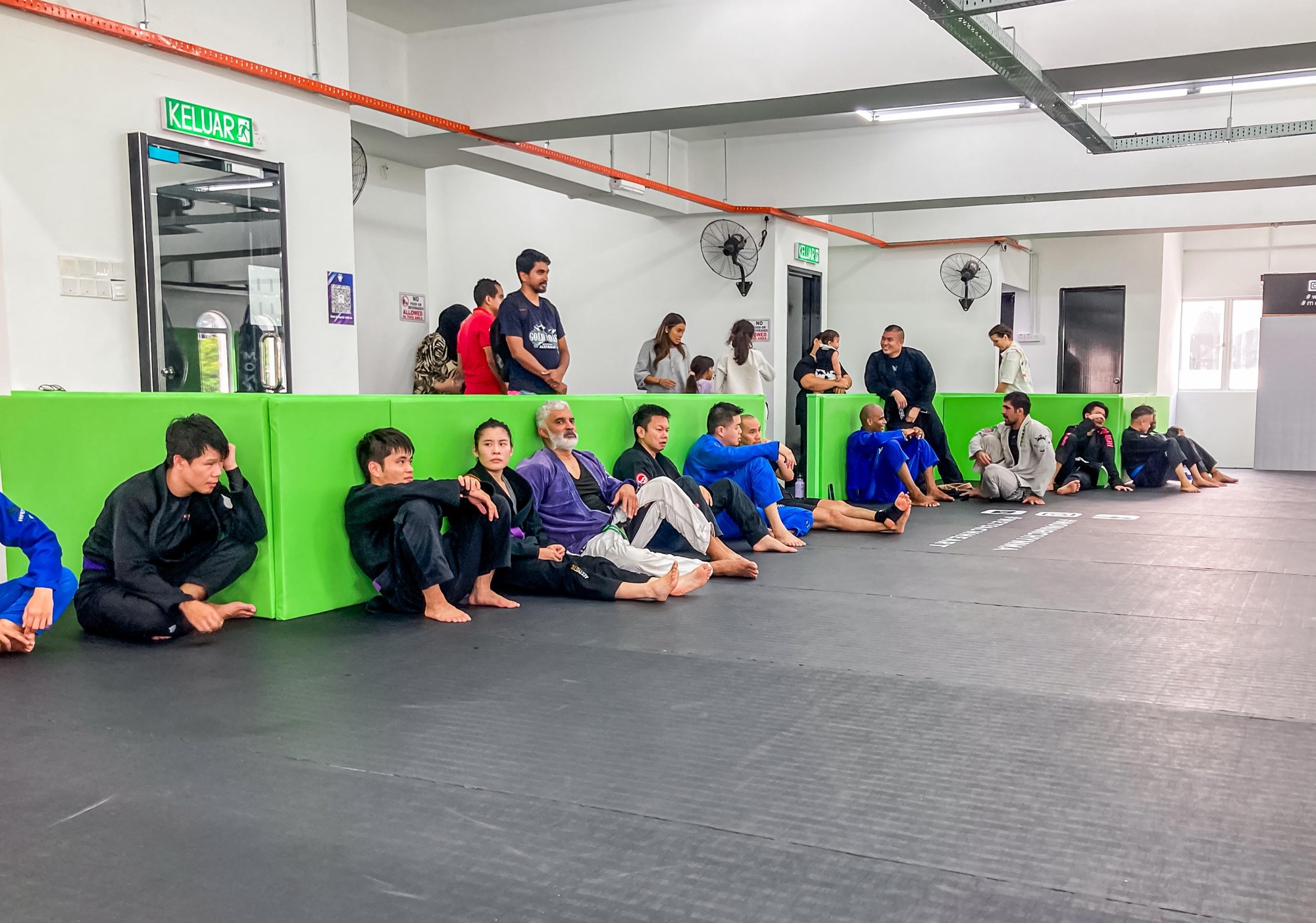 Escaping side control like a pro at Monarchy MMA Escaping side control like a pro at Monarchy MMA